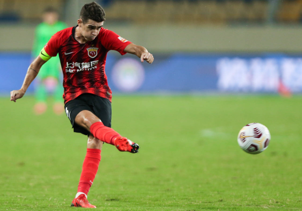 包含上港取得亚冠小组赛首胜，出线前景一片光明的词条