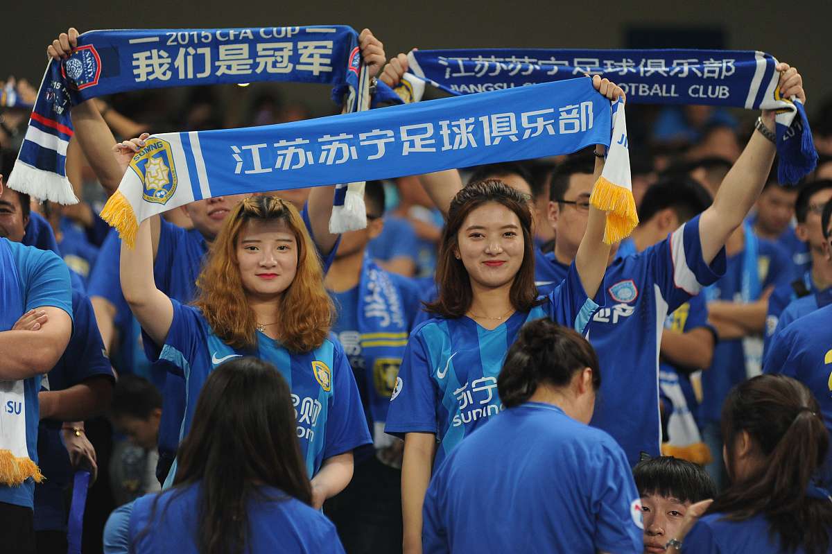 包含首尔申花足球俱乐部球员准备在比赛中全力以赴的词条