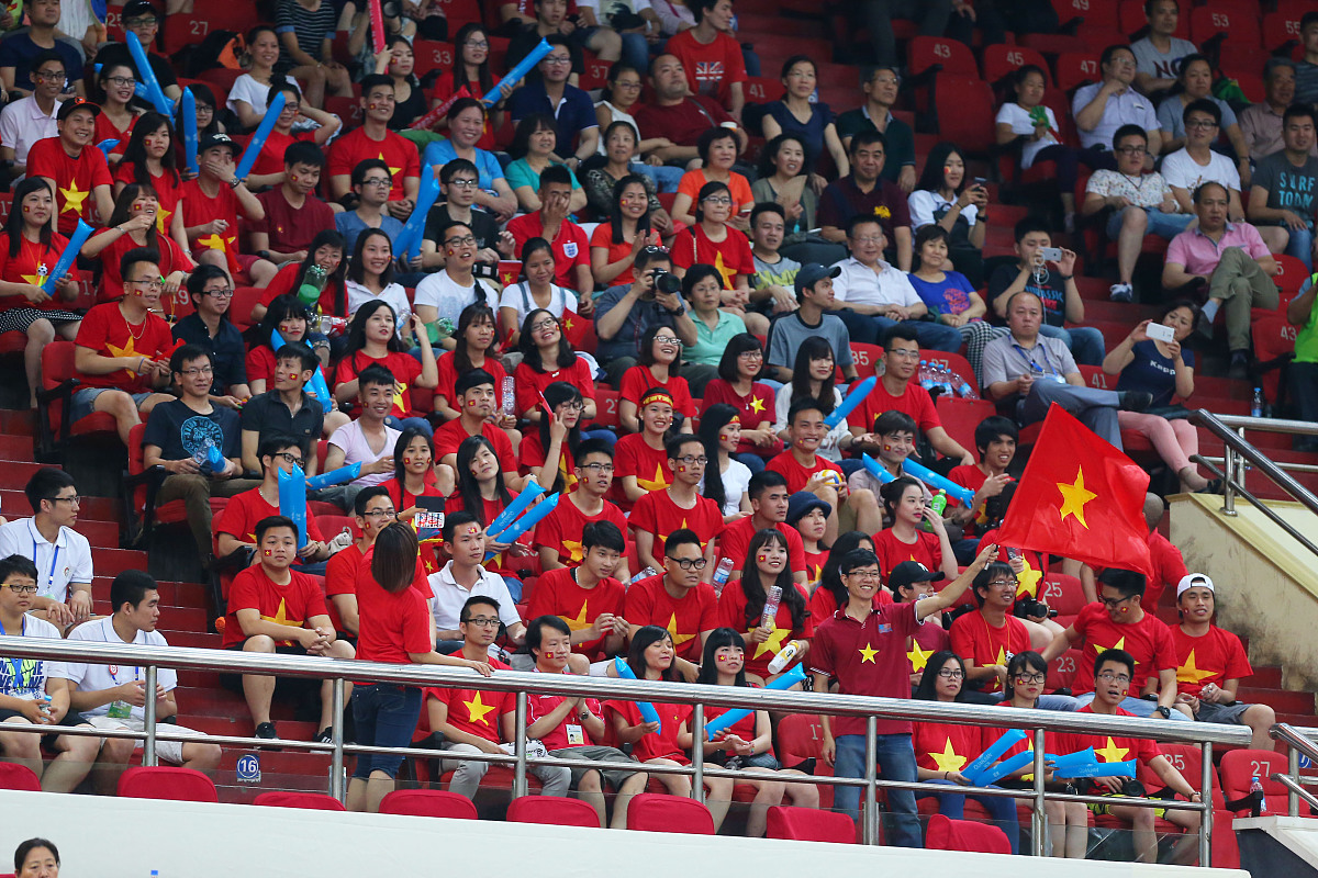 关于比赛结束后，球迷尽情欢呼庆祝，热血沸腾！的信息